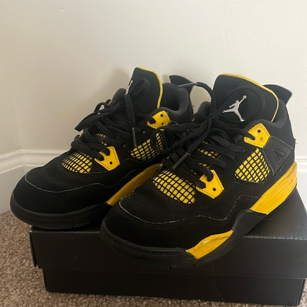 Jordan "Taxi" Retro 4 Sneakers